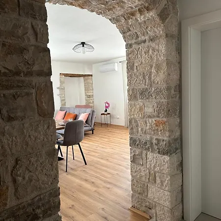 Διαμέρισμα 11 *